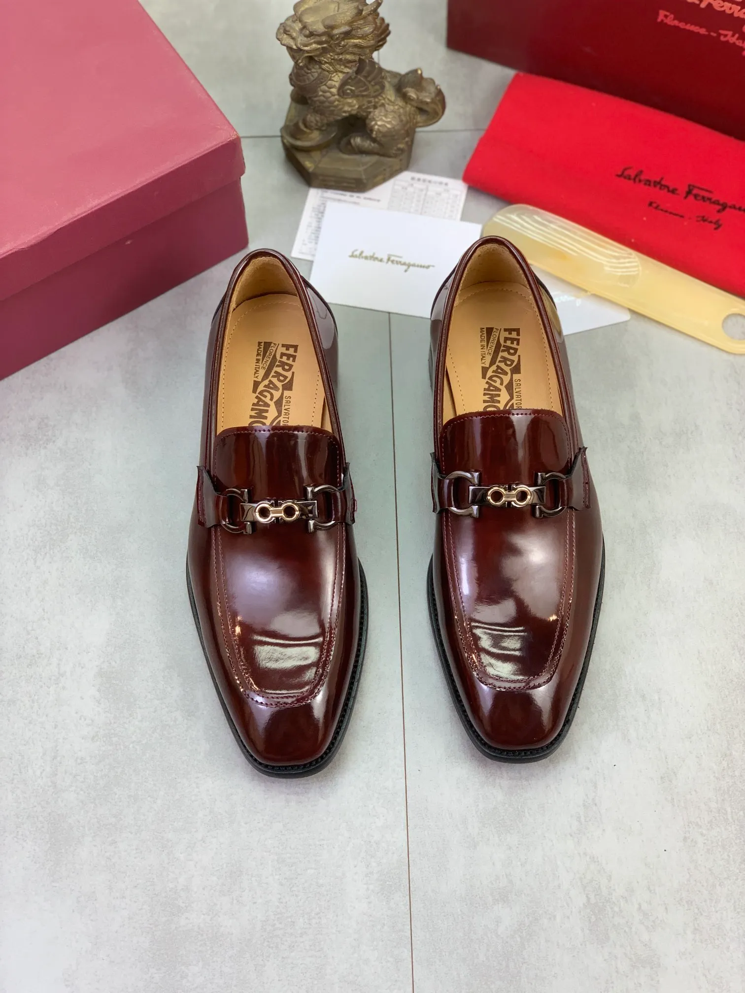 Men's Men's Shoes 💰P460💰[New Style] Water-dyed Niuli 🆘[Salvatore Ferragamo] Ferragamo's latest casual business leather shoes for men! Available at counters simultaneously! The fabric is made of specially imported original open-edge beaded calfskin, and the interior is made of imported water-dyed cowhide. It is absolutely luxurious and leads the fashion trend. Matching code: 38-47 black and burgundy optional